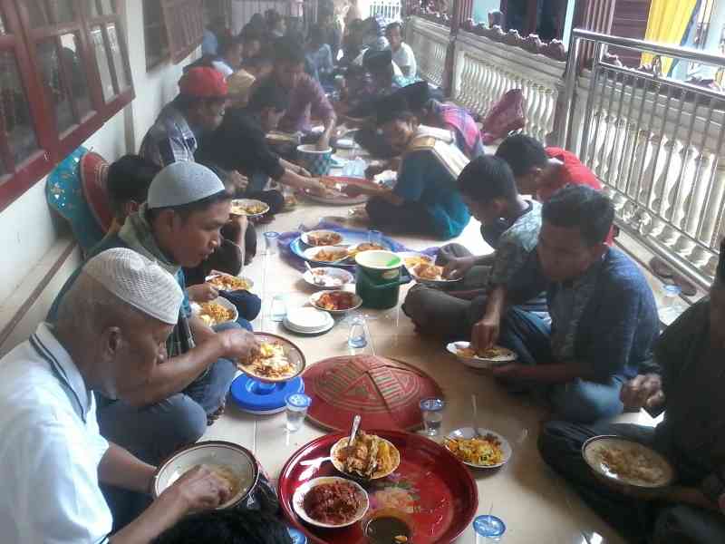 Makan bajamba pada hari raya enam di Kampar. (Foto: bertuahpos)