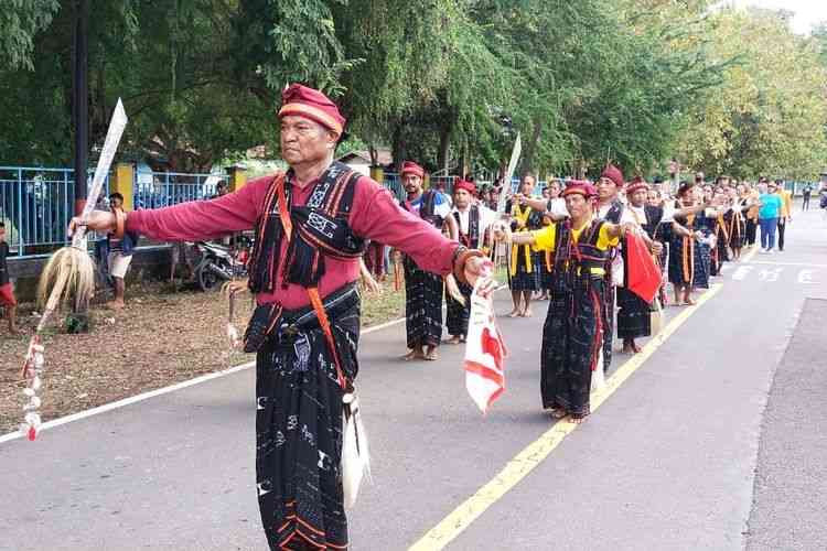 Masyarakat di salah satu daerah di Flores sedang menampilkan tarian Ja'i: foto Kompas.com