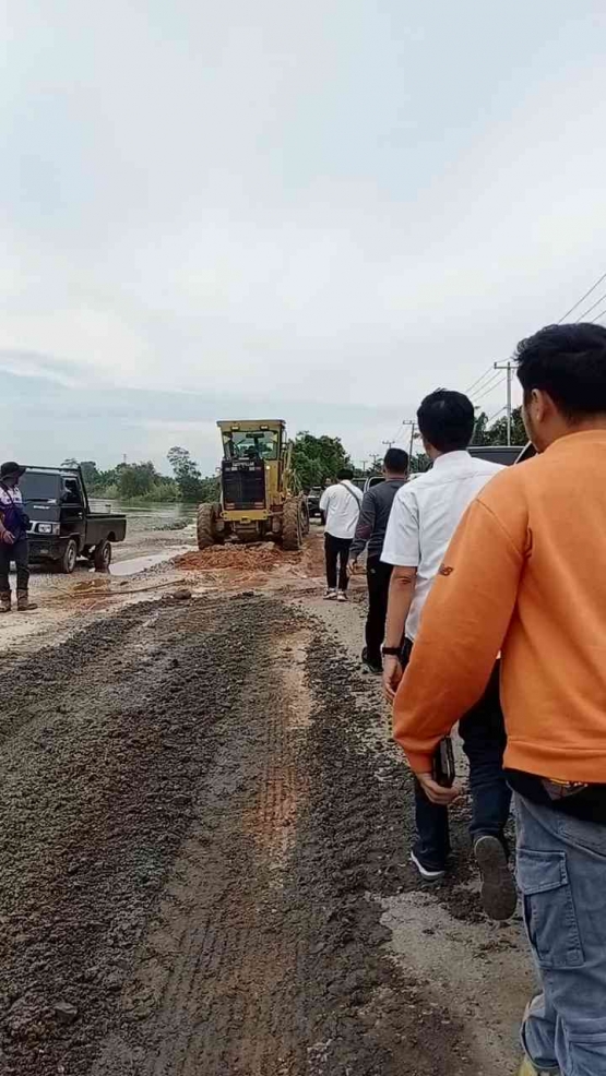 Perbaikan jalan di daerah turap Sungai Indragiri. Foto: Sofiah.