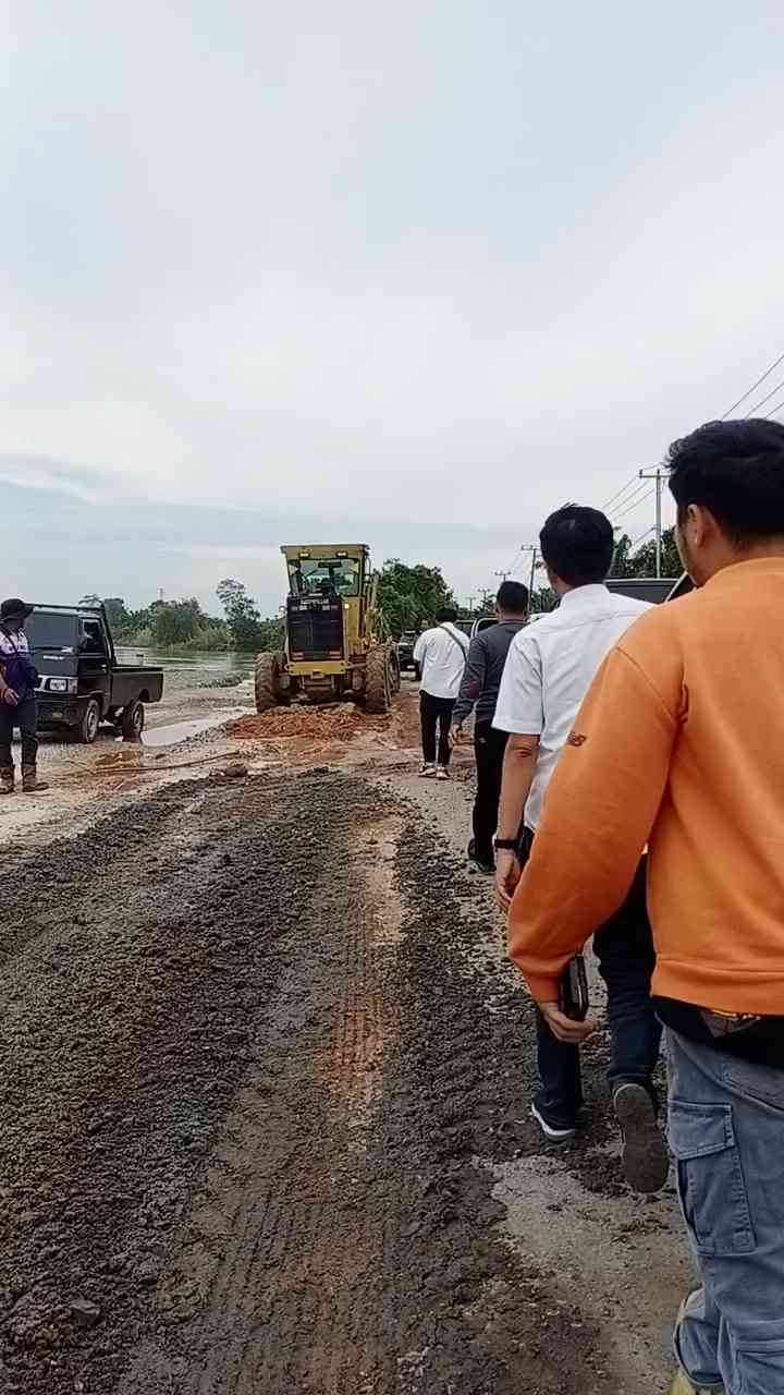 Perbaikan jalan di daerah turap Sungai Indragiri. Foto: Sofiah.