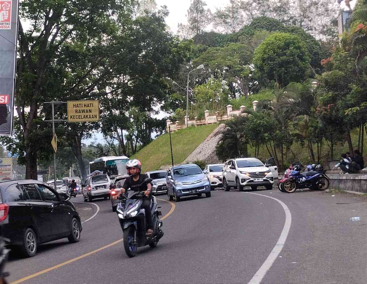 Kondisi arus lalu lintas di Payakumbuh pasca gempa. Foto diambil pada 25/4/23. (Foto Akbar Pitopang)