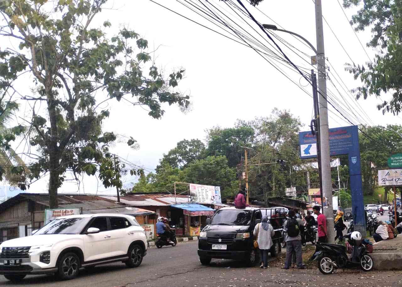 Hindari jam-jam sibuk agar tidak terjebak kepadatan arus lalu lintas. (Foto Akbar Pitopang)