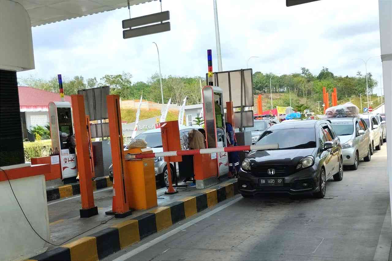 Antrian kendaraan memasuki tol Bangkinang menuju Pekanbaru, 27/4/2023. (Foto Akbar Pitopang)