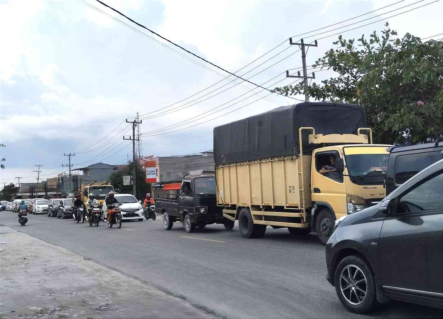 Kepadatan saat sudah memasuki arus balik yang terpantau di Jalan Garuda Sakti KM 1, Pekanbaru, 27/4/2023. (Foto Akbar Pitopang)