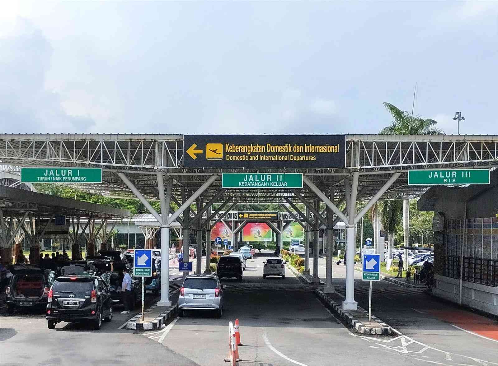 Saat ikut mengantar penumpang ke banda SSK II, 27/4/2023. (Foto Akbar Pitopang)