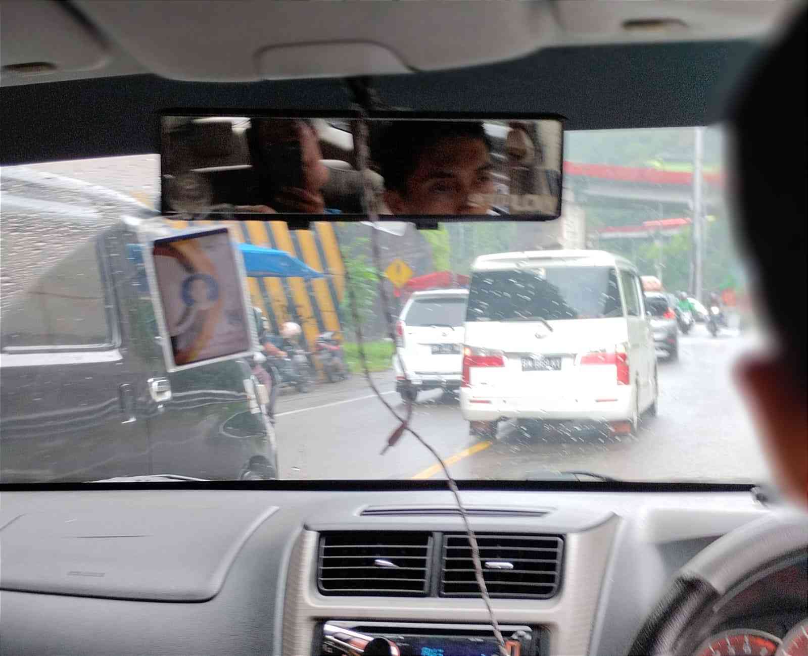 Pantauan arus lalu lintas saat melintasi kawasan Jembatan Kelok 9, Kabupaten Limapuluh Kota, Sumatera Barat. (Foto Akbar Pitopang)