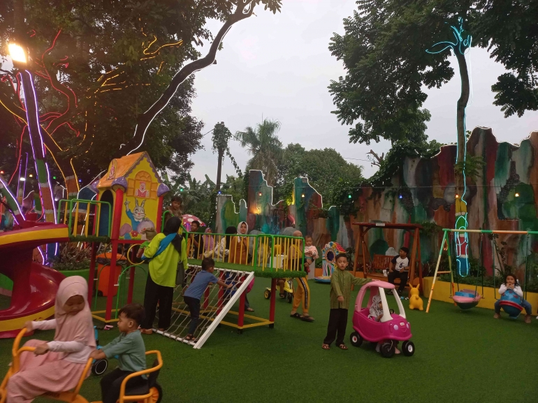 Suasana sore hari di Cibubur Garden Eat and Play yang ramai dikunjungi oleh masyarakat pada Rabu (26/4) sore (Foto: dokumentasi pribadi)