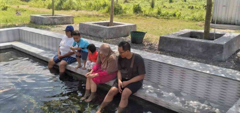 Terapi ikan di kolam Umbul Brondong (dokpri)