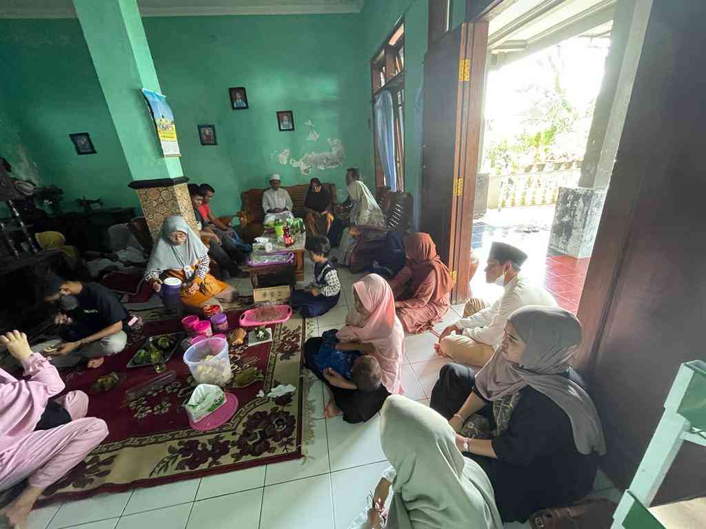 Tradisi berkunjung atau ujung-ujung ke rumah sanak saudara (sumber: dokumentasi pribadi)