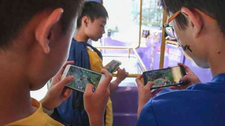 Anak bermain gadget, sumber gambar: Manado Post