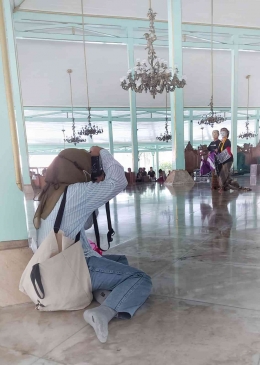 Pengunjung sedang memotret tarian di Pura Mangkunegaran. DOKPRI