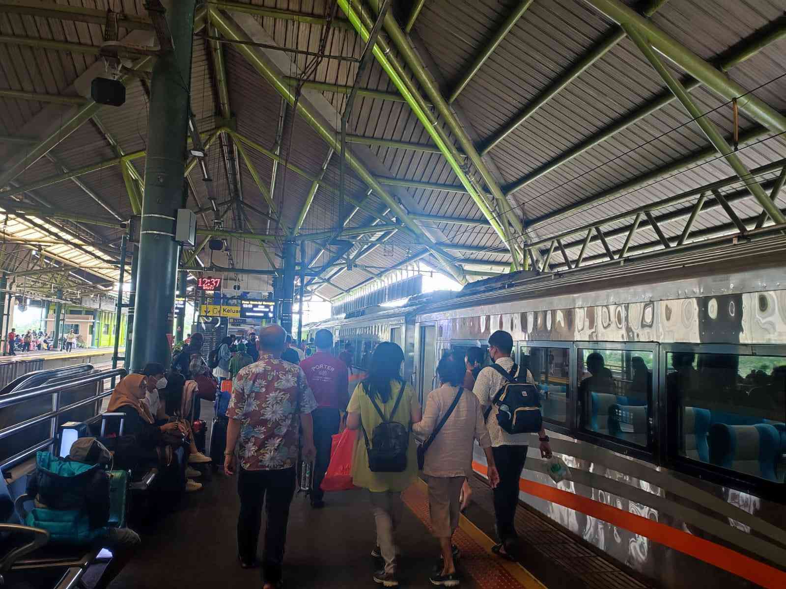 Pemudik Mengantri di Stasiun Gambir pada sabtu 22/04/2023. (source: dokumen pribadi)