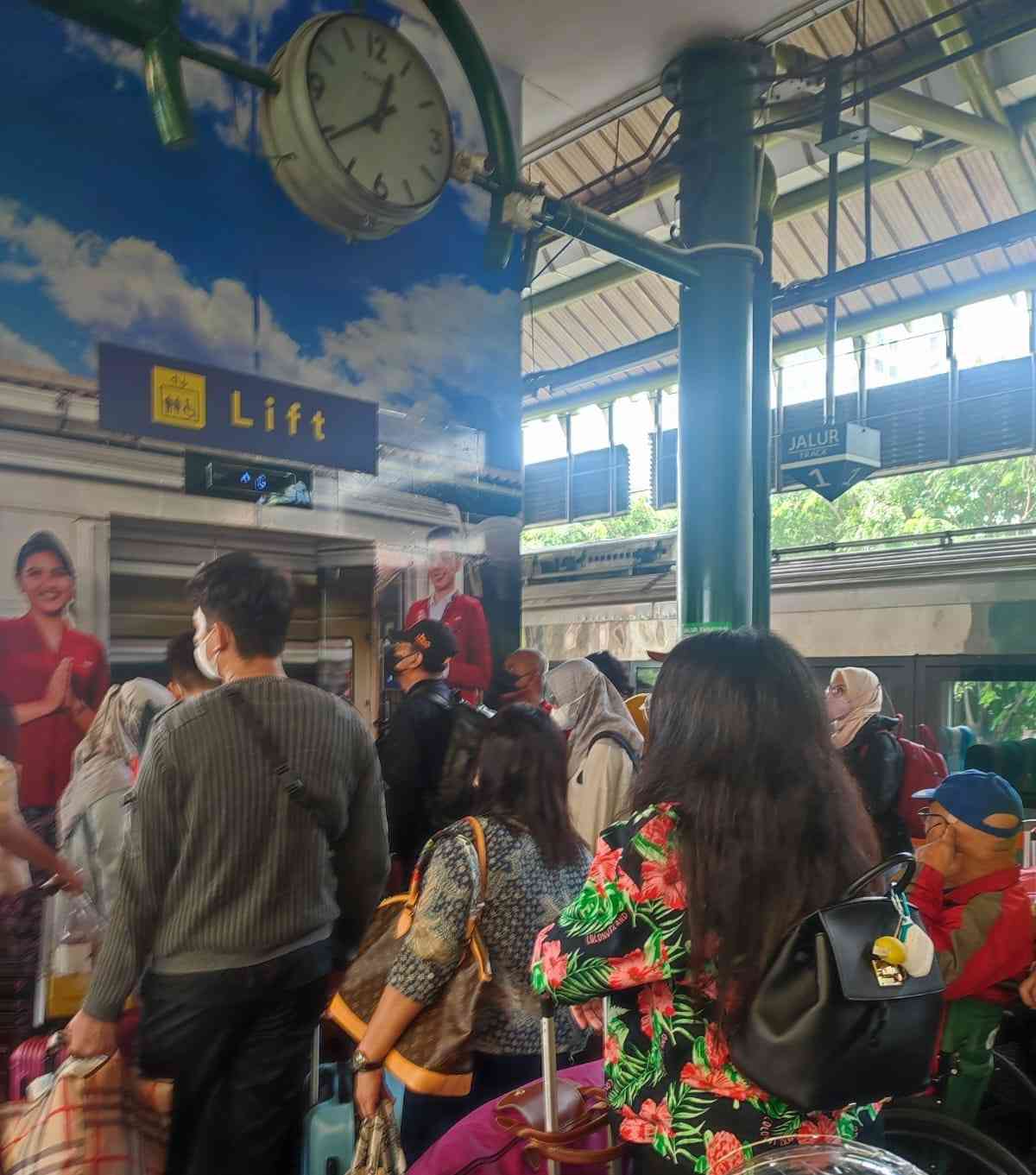 Pemudik Mengantri di Stasiun Gambir pada sabtu 22/04/2023. (source: dokumen pribadi)