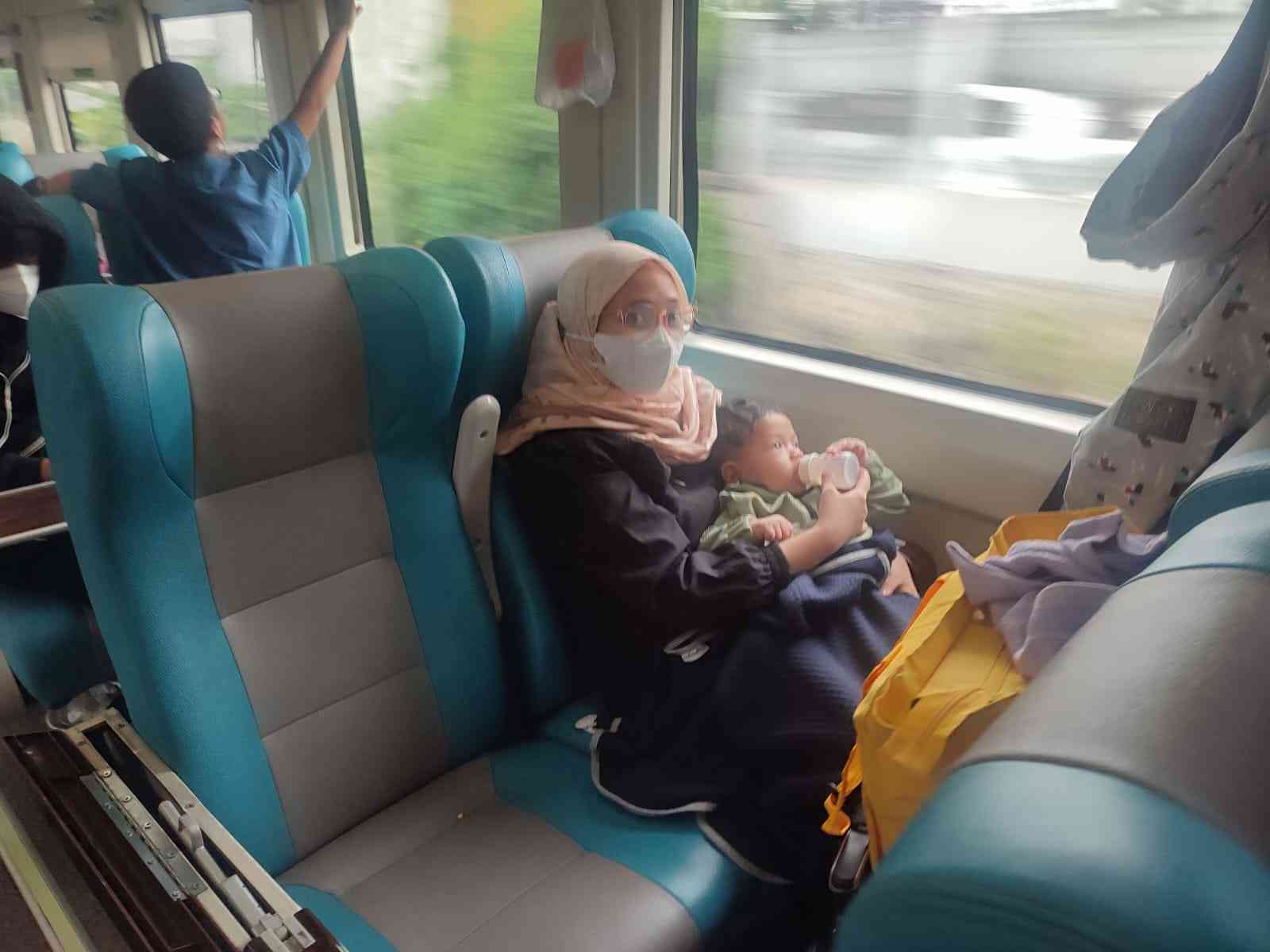 Dina dan anaknya di kereta Stasiun Gambir (source : dokumen pribadi)