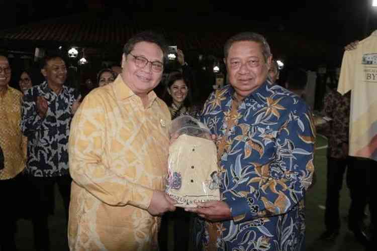Airlangga Hartarto saat berkunjung ke kediaman SBY. Foto: Dok Partai Golkar via Kompas.com