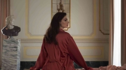 Anne Hathaway dalam Bulgari: Unexpected Wonders (2022), foto dari IMDb.