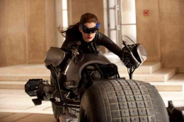 Anne Hathaway dalam The Dark Knight Rises (2012), foto dari IMDb.