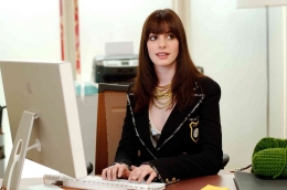 Anne Hathaway dalam The Devil Wears Prada (2006), foto dari IMDb.