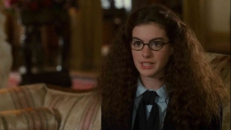 Anne Hathaway dalam The Princess Diaries (2001), foto dari IMDb.