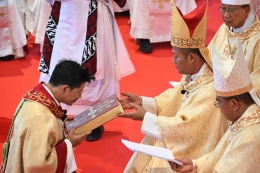 Mgr. Vinsensius Setiawan Triatmojo (kiri) ditahbiskan menjadi Uskup Tanjung Karang (sumber: https://keuskupantanjungkarang.org/)