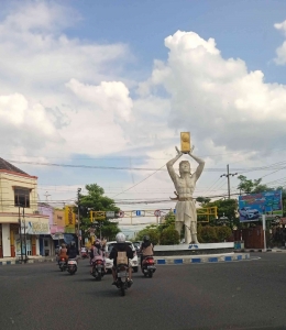 Patung kalpataru, salah satu patung ikon kota Ponorogo (dokpri) 
