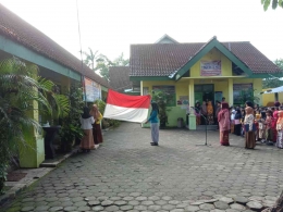 Upacara Bendera di Sekolah dengan Irup Ibu Winarsih | Foto: Tintriasari Nurfirengga