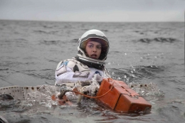 Anne Hathaway dalam Interstellar (2014), foto dari IMDb.