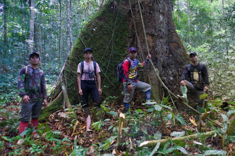 Nurdin (kanan) dan Uncit Kesuma (kedua dari kanan) pengajar Paket A Mangga Jaya saat tengah menembus hutan belantara Pegunungan Meratus HST. 