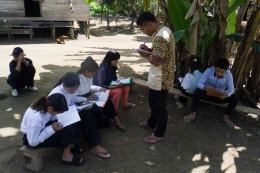 Suasana kegiatan belajar di lapangan terbuka dengan fasilitas seadanya. (Foto : Komunitas Akar Bukit)