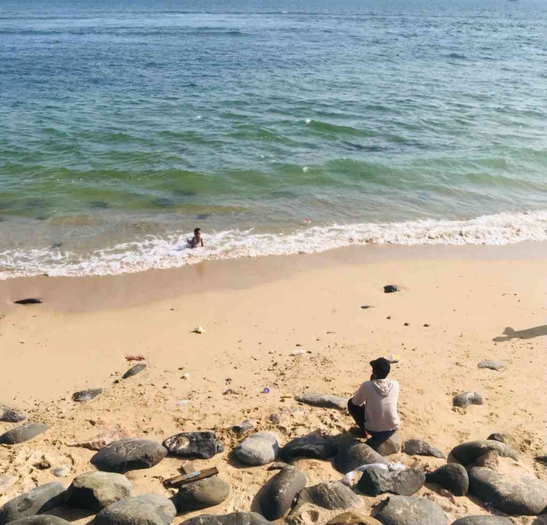 picture 1.10. a man is watching a child in the sea water/Dok Pribadi