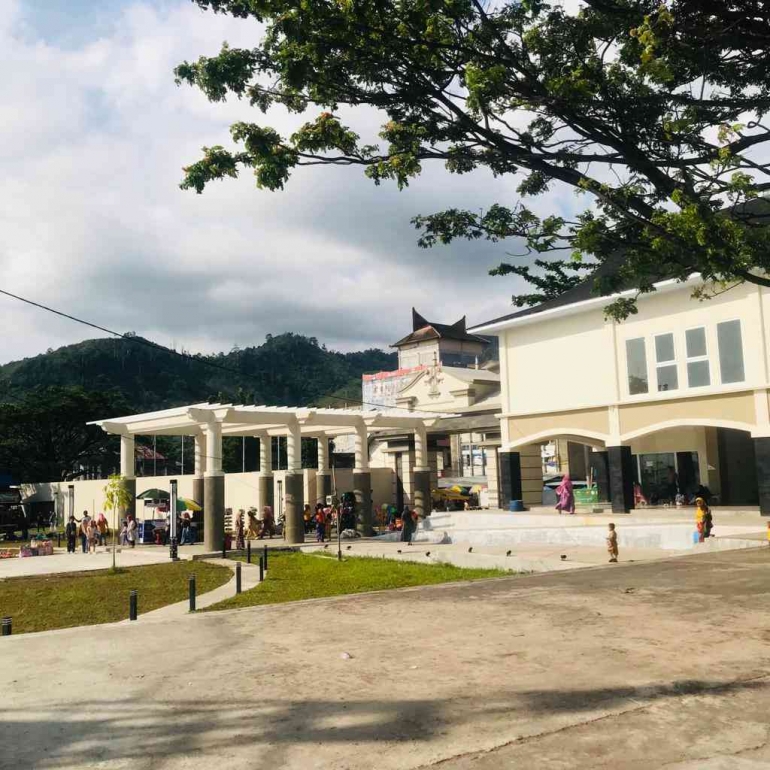 1.2. Main entrance ahead to the beach/Dok Pribadi