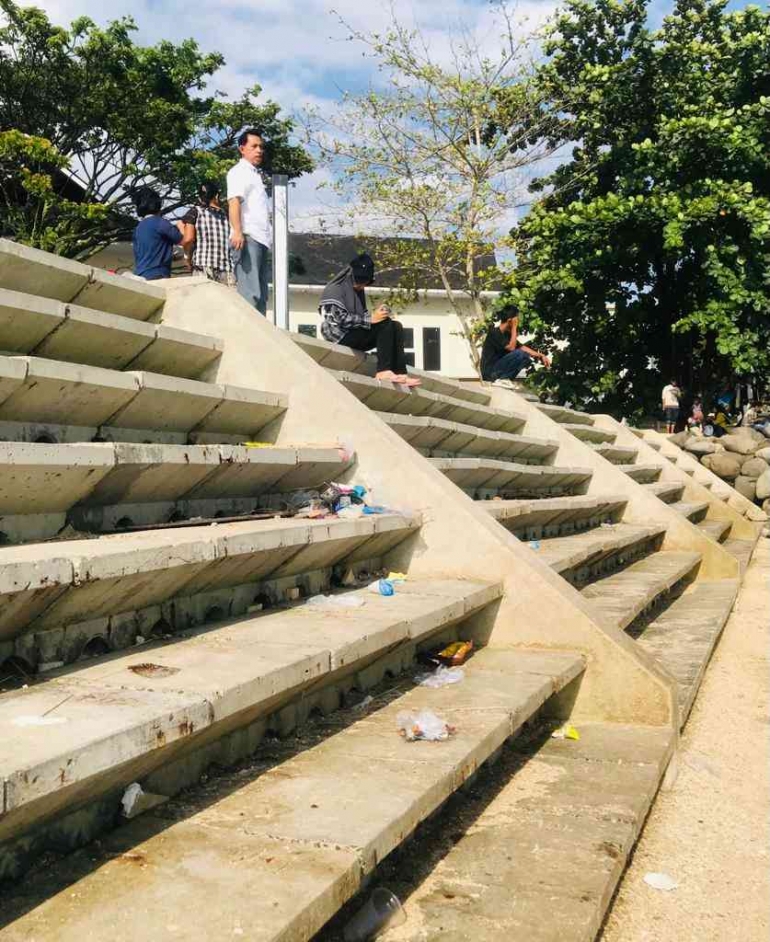 1.5. stairs onto the beach/Dok Pribadi