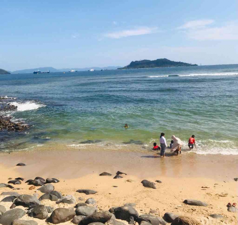 1.6. visitor's activity on the beach/Dok Pribadi