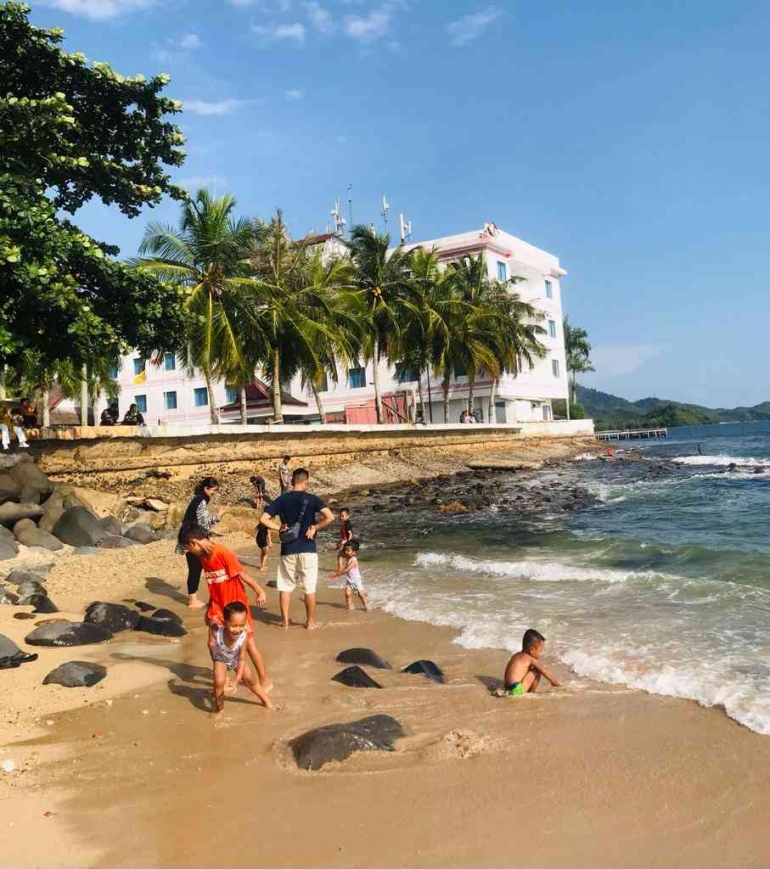 1.8. visitors during on the beach/Dok Pribadi