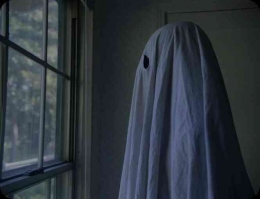A Ghost Story (2017) (https://featuresandfictions.com/a-ghost-story-review-and-analysis-modern-horror-at-its-best/)