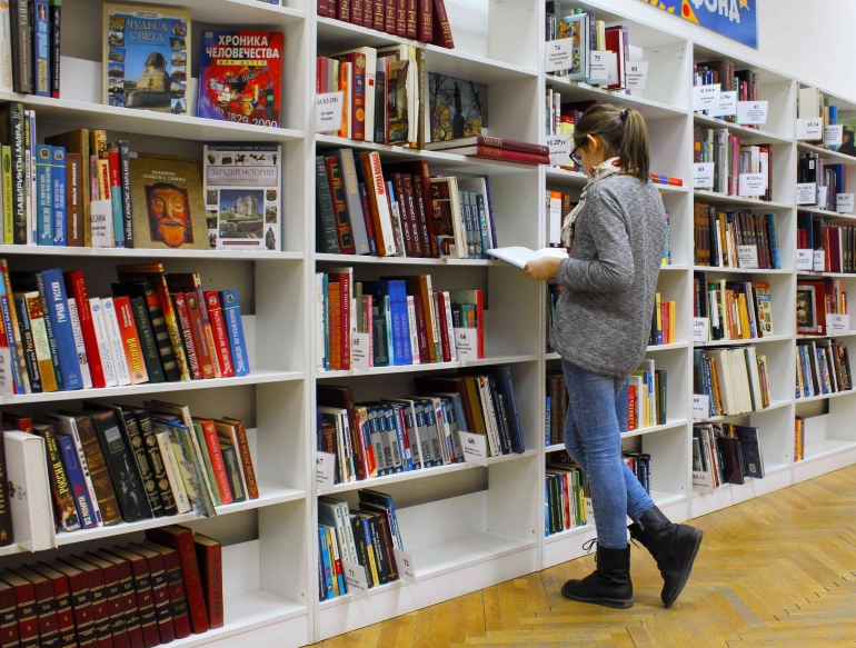 Ilustrasi pelajar sedang belajar membaca buku di perpustakaan | pexels: pixabay