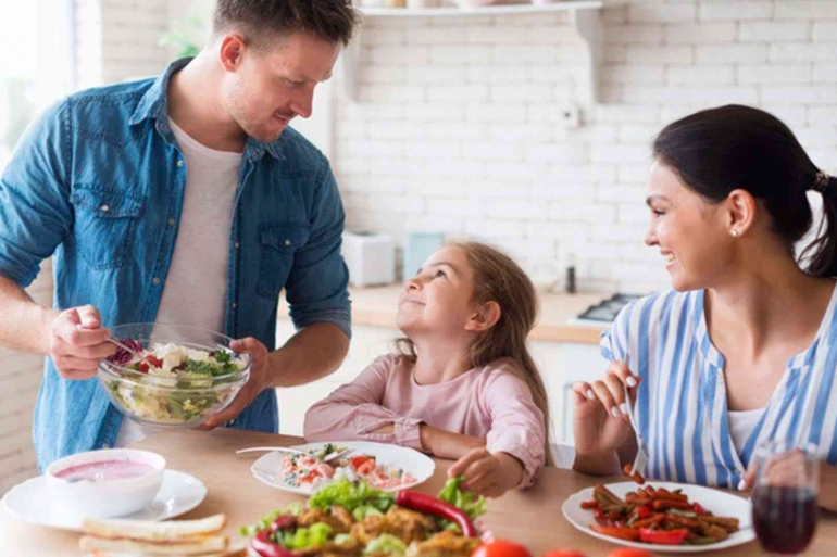 Pola Makan Sehat dengan keluarga. Sumber: Jovee.id
