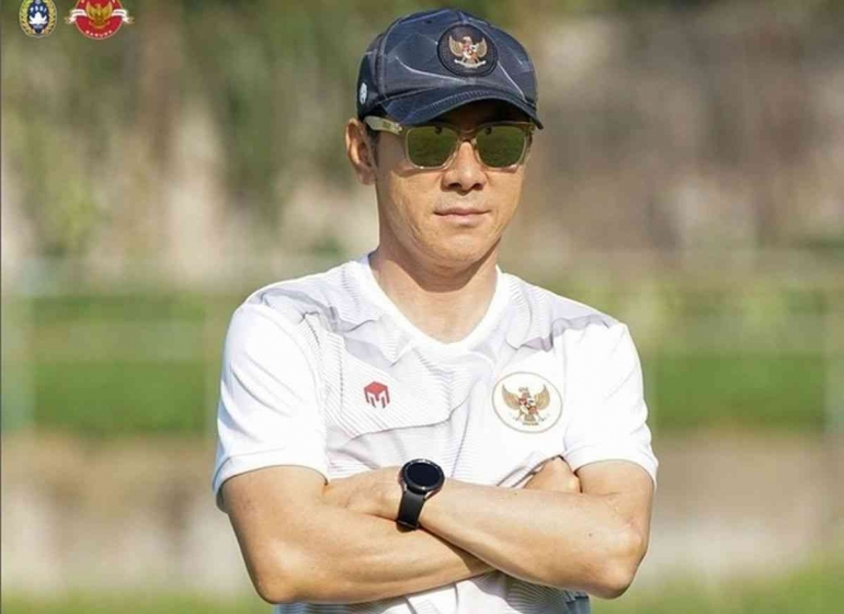 Erick Thohir memberikan target tinggi pada Shin Tae-yong. (sumber: okezone.com)