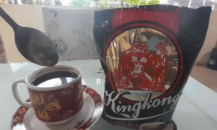 Pertama kalinya menikmati Kingkong black coffee asli Pangkal Pinang. Terima kasih bu Theresia Martini untuk kopi nikmatnya dokpri)