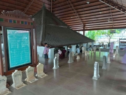 pengunjung berdoa di Makam Sunan Bonang (dokpri)