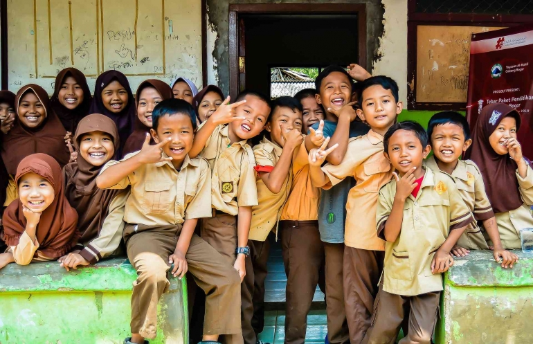 Bantuan kecil sekalipun berperan mencegah anak putus sekolah | foto: Pixabay/ Ramadhan Notonegoro—