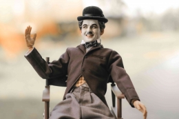 Miniatur Charlie Chaplin. (Unsplash.com/Edo Nugroho)