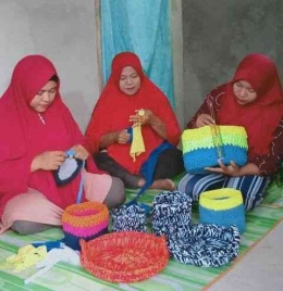 Hartini (kiri) menjadi tempat belajar membuat aneka handycraft dari sisa kain (Dokumentasi pribadi)