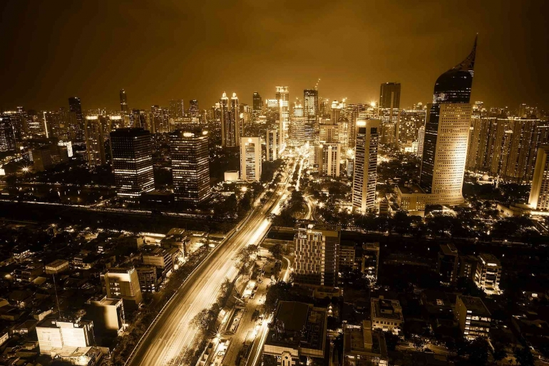 Gambar Jakarta di waktu malam oleh David Mark dari Pixabay