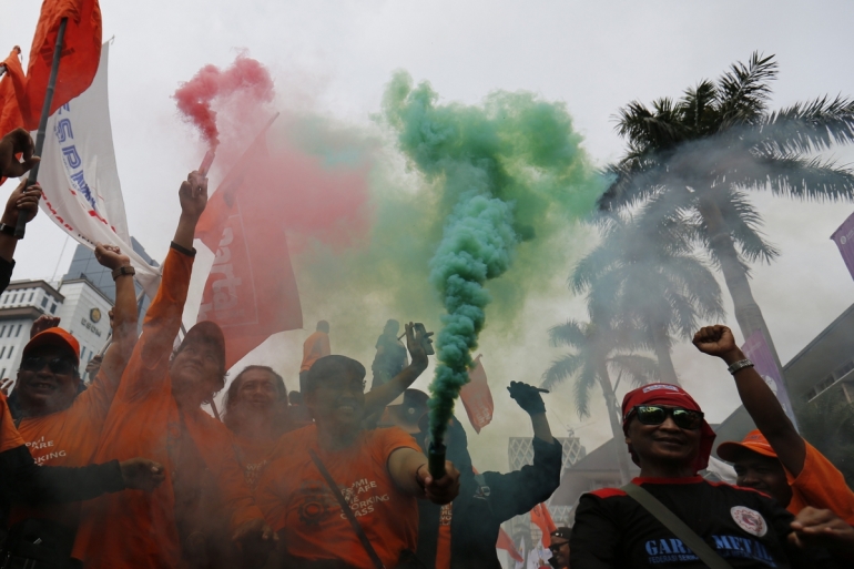 ilustrasi: Buruh menggelar aksi damai saat merayakan Hari Buruh Internasional atau May Day di kawasan Patung Kuda, Jalan MH Thamrin, Jakarta, Senin (1/5/2023). Mereka, antara lain, menuntut pencabutan UU Cipta Kerja. (Foto: KOMPAS/TOTOK WIJAYANTO)
