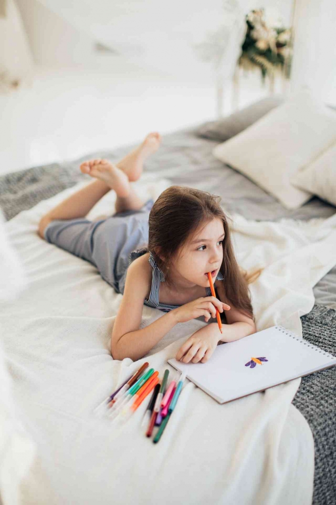Ilustrasi anak sedang menggambar |  Photo by Elina Fairytale