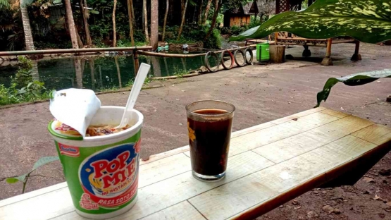 Menikmati Pop Mie dan segelas kopi di Kali Odo (DokPri).