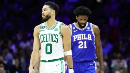 Joel Embiid dan Jayson Tatum menjalani gim dengan performa mengecewakan.  Sumber : Tim Nwachukwu/Getty Images