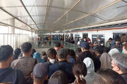 Kepadatan penumpang KRL yang turun di Stasiun Manggarai akibat keterlambatan KRL (foto by widikurniawan)