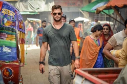 Chris Hemsworth dalam Extraction (2020), foto dari Netflix/IMDb.